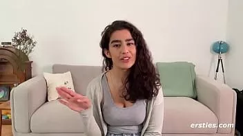 Redare Luna se uită la porno în timp ce se masturbează