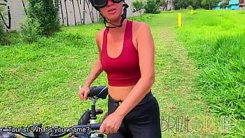play El turista ayuda a una ciclista latina cachonda necesitada