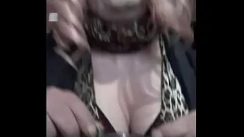 Reproducir Travesti bisexual ama la orina, le encanta el sabor de la orina y quiere tragarse un poco de tu orina.