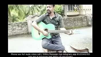 Odtwórz Desi para śpiewa z gitarą w dachu na zewnątrz