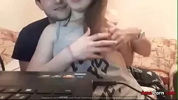 play টাইট leggings মধ্যে কিশোর তার titties চুষা পায়