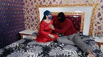 চালান সুন্দর পরিপক্ক milf seduces এবং তার প্রেমিক সঙ্গে fucks
