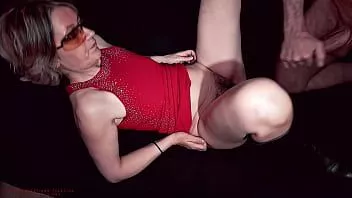 再生 彼は継娘がベッドで裸でオナニーしているのを見てセックスします。