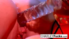 Oynat Charley Chase ve Heather Caroline Yoğun Lezbiyen Eyleminde