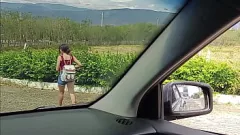 Reproducir La primera vez de una autoestopista latina sexy: camino difícil y viaje duro