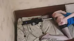 Reproducir Sesión en solitario de crossdresser con una gran máquina de follar con un consolador anal
