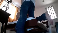 播放 娇小巨乳朋友与男友在热气腾腾的第一视角动作中出轨