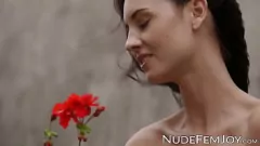 play Sabrina G'nin Açık Havada Doğal Göğüsleri ve Tıraşlı Amcık Gösterisi
