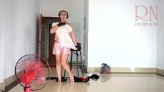Putar gerah milf di pakaian lingerie dan kaus kaki stoking strip di resor