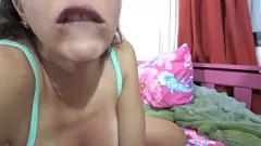 Putar Latina Step-Cousin masturbasi dan menelan cum di sesi Joi CEI