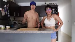 play Orgia del cibo latina: Speciale natalizio di Henry e Veronika - Petite Brunette si scatena con pompino, sborra e grande gape