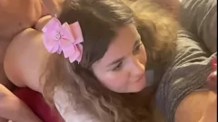 Oynat Busty sarışın karısının gerçek amatör ile cuckold üçlü