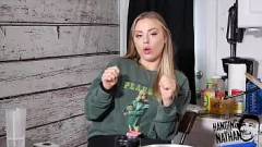 Afspelen Het expliciete kookinterview van Anna Claire Clouds