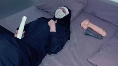 Redare O călugăriță poftioasă se răsfăț în distracție perversă cu două vibratoare, unul pentru fundul ei strâns și unul pentru păsărica ei udă