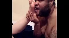 Reproduzir Rocky Tajauta entregando-se a uma sessão sensual de adoração de pés com uma beleza latina, explorando prazeres fetichistas exóticos